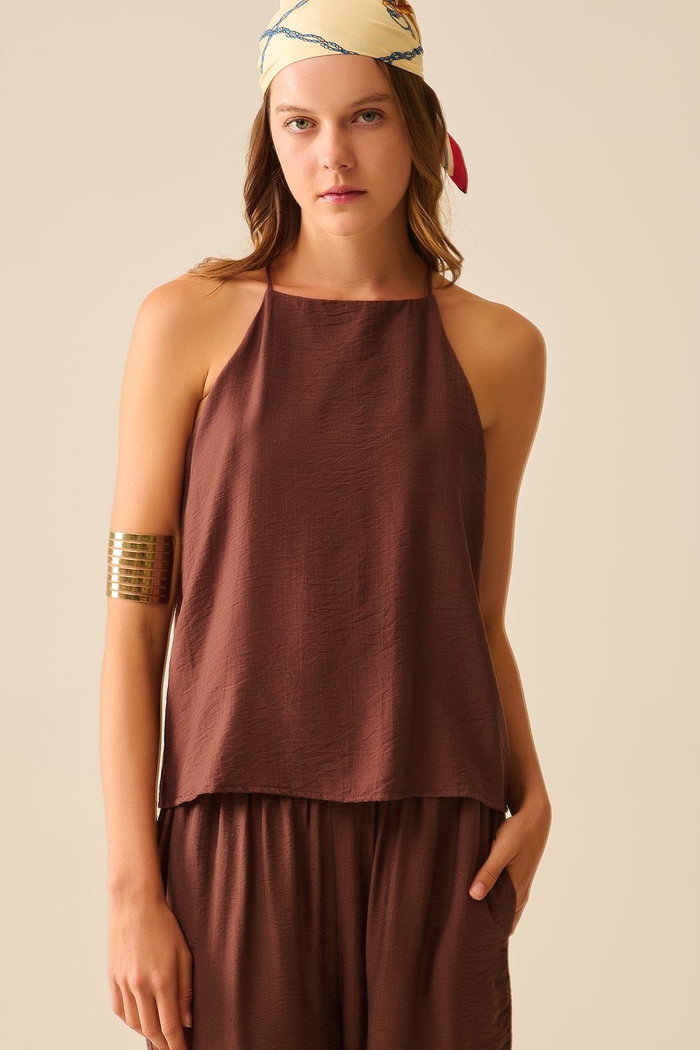 Camiseta básica de verano con cuello halter en marrón chocolate Camiseta básica de verano con cuello halter en marrón chocolate