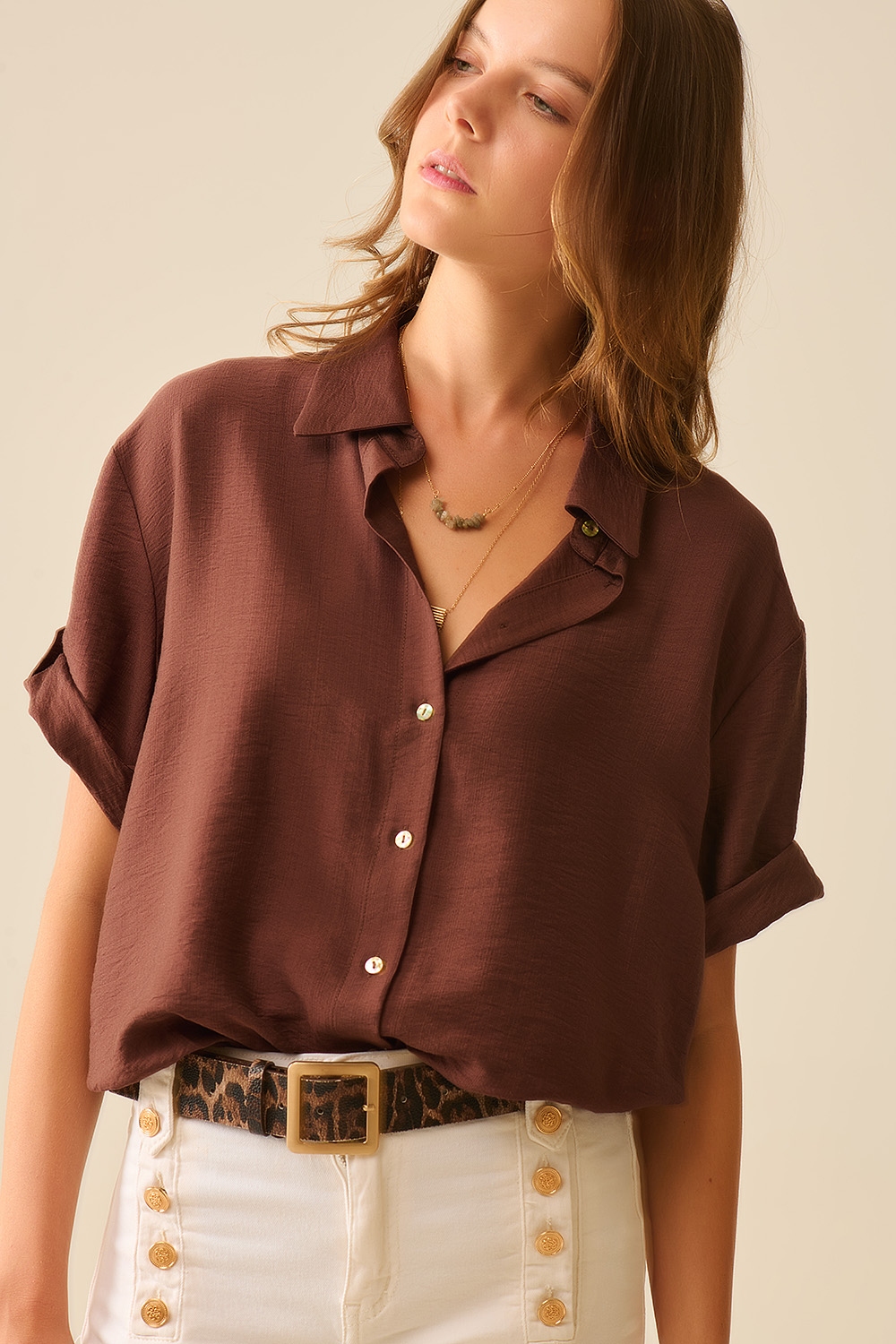 Camisa marrón chocolate con mangas cortas y pliegue en la manga Camisa marrón chocolate con mangas cortas y pliegue en la manga