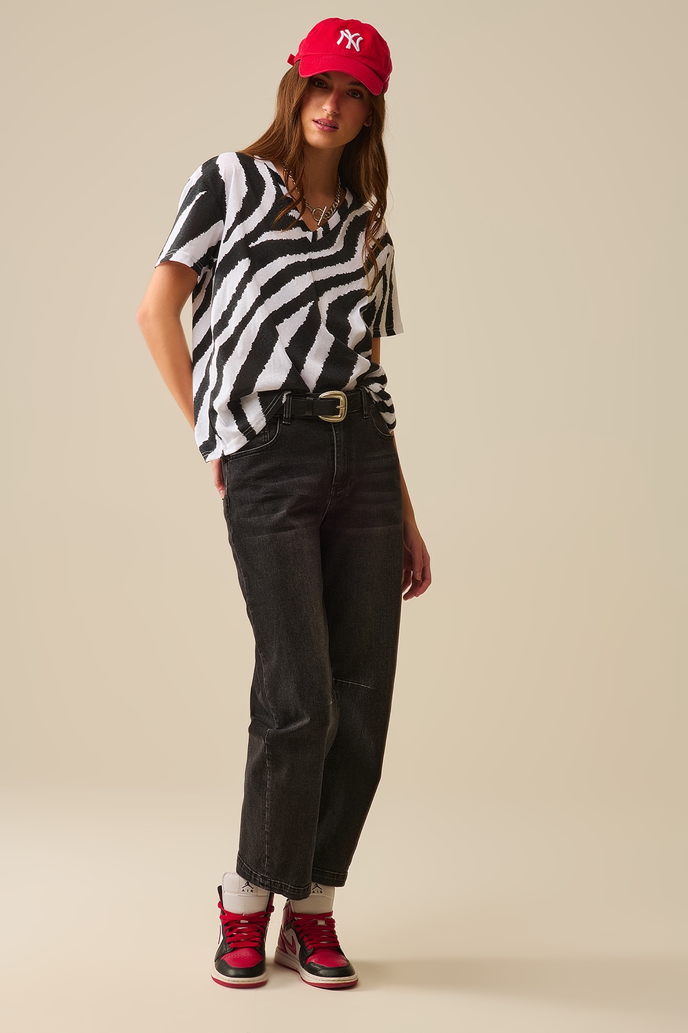 Camiseta con cuello de pico y estampado de cebra negro