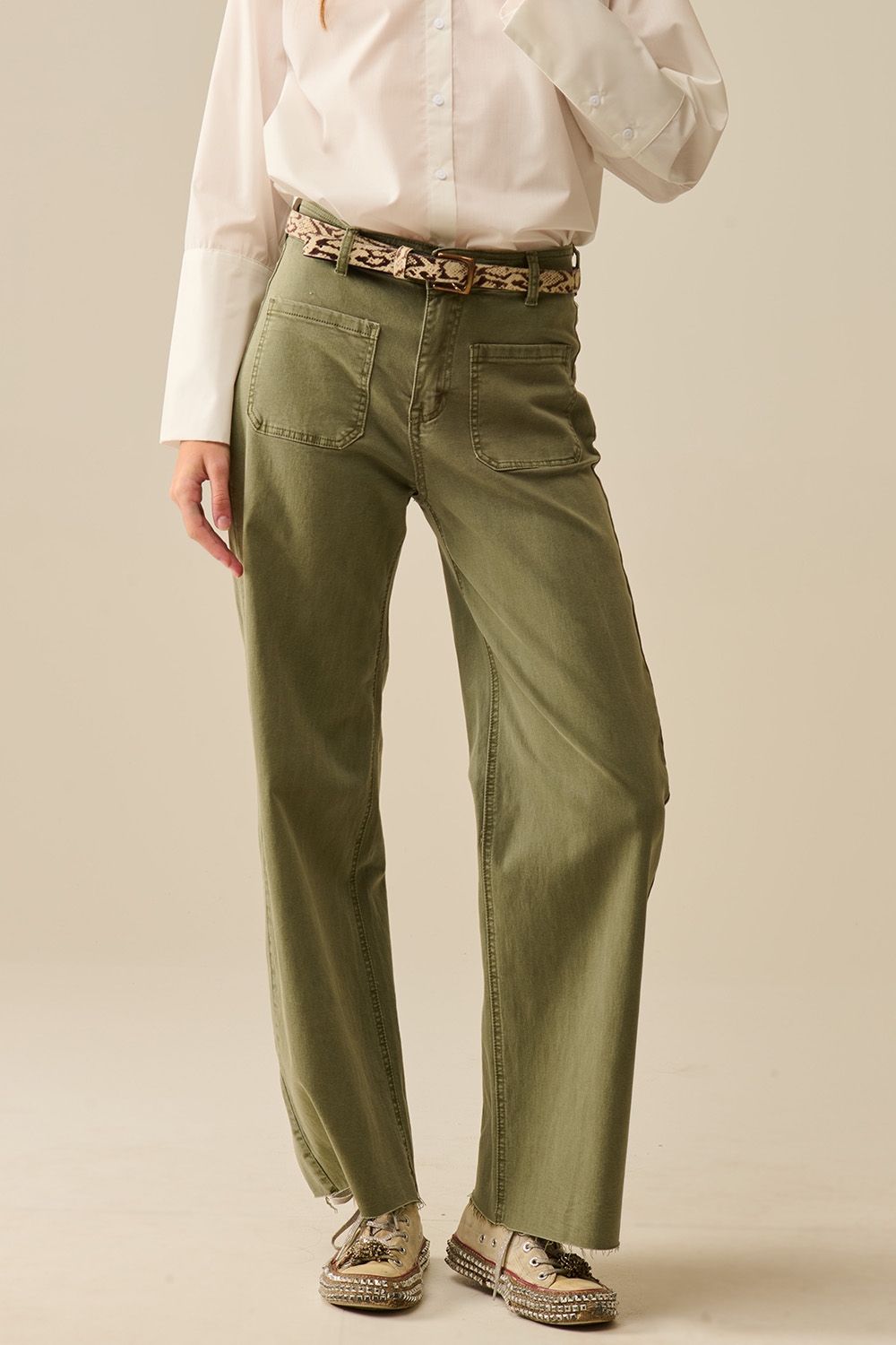 pantalones de pierna ancha con bolsillos delanteros en color caqui pantalones de pierna ancha con bolsillos delanteros en color caqui