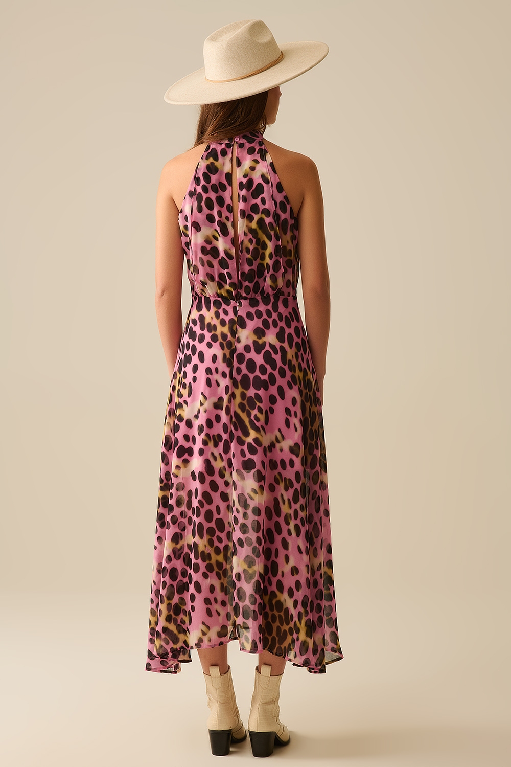 Vestido midi cruzado con cuello halter en estampado animal rosa y negro Vestido midi cruzado con cuello halter en estampado animal rosa y negro