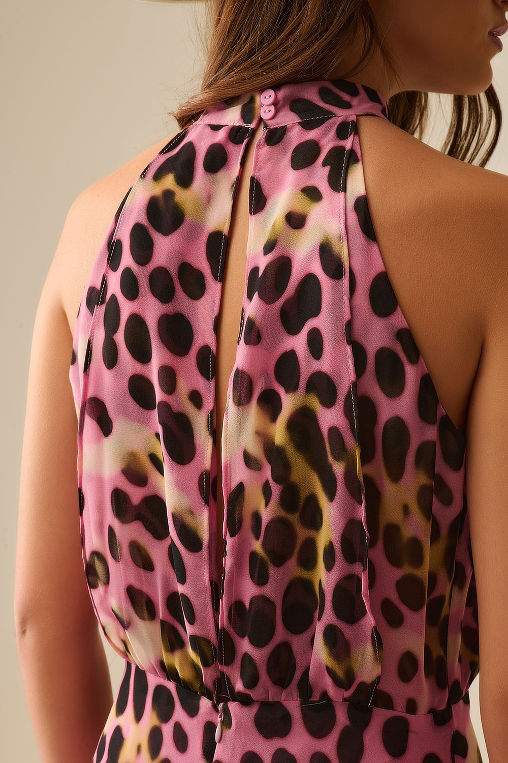 Vestido midi cruzado con cuello halter en estampado animal rosa y negro Vestido midi cruzado con cuello halter en estampado animal rosa y negro