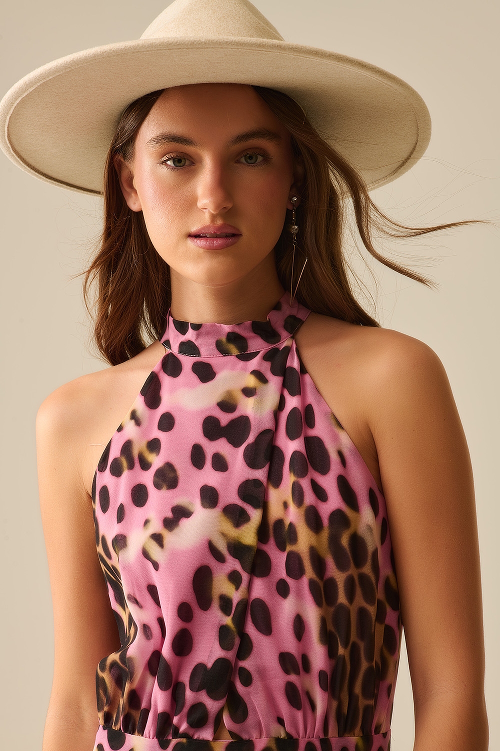 Vestido midi cruzado con cuello halter en estampado animal rosa y negro Vestido midi cruzado con cuello halter en estampado animal rosa y negro