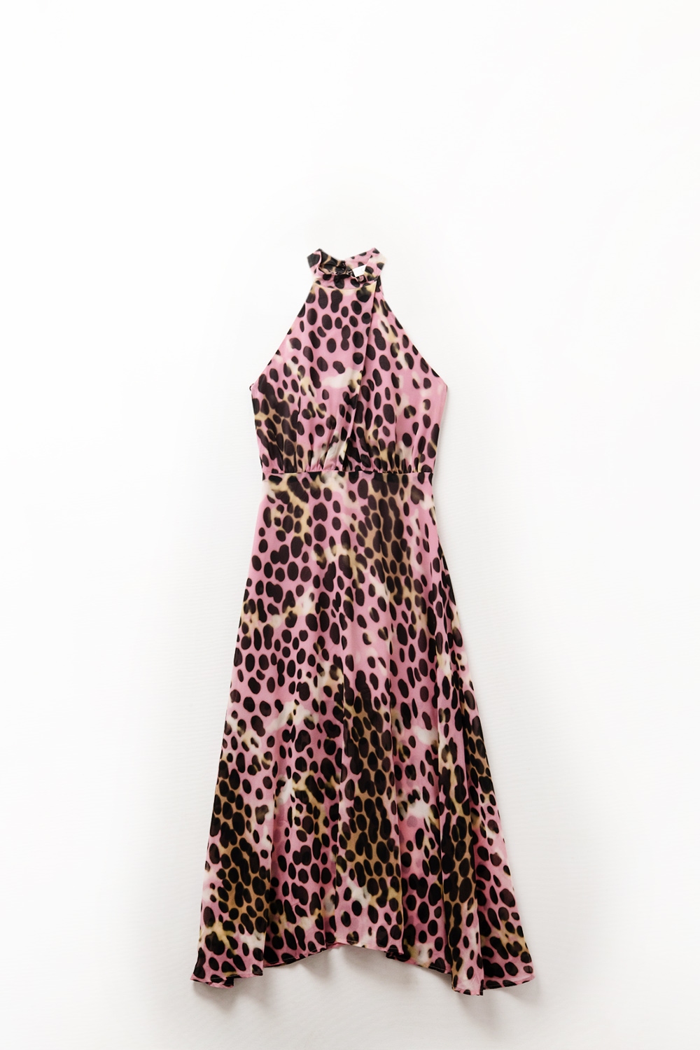 Vestido midi cruzado con cuello halter en estampado animal rosa y negro Vestido midi cruzado con cuello halter en estampado animal rosa y negro