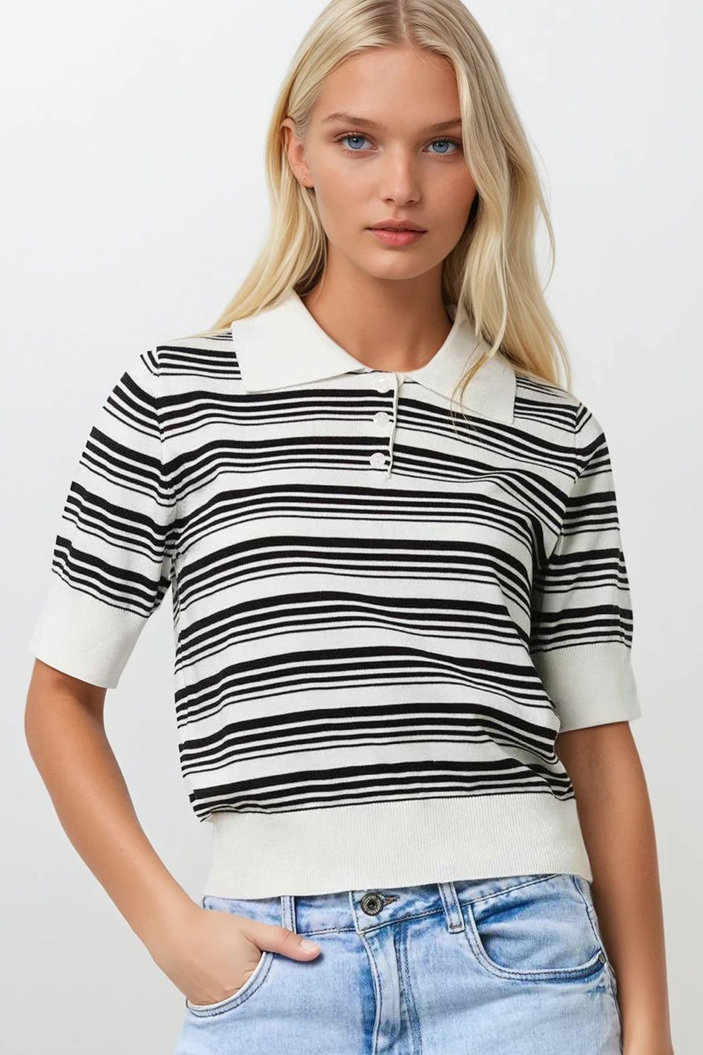 Jersey de rayas blancas y negras con cuello polo