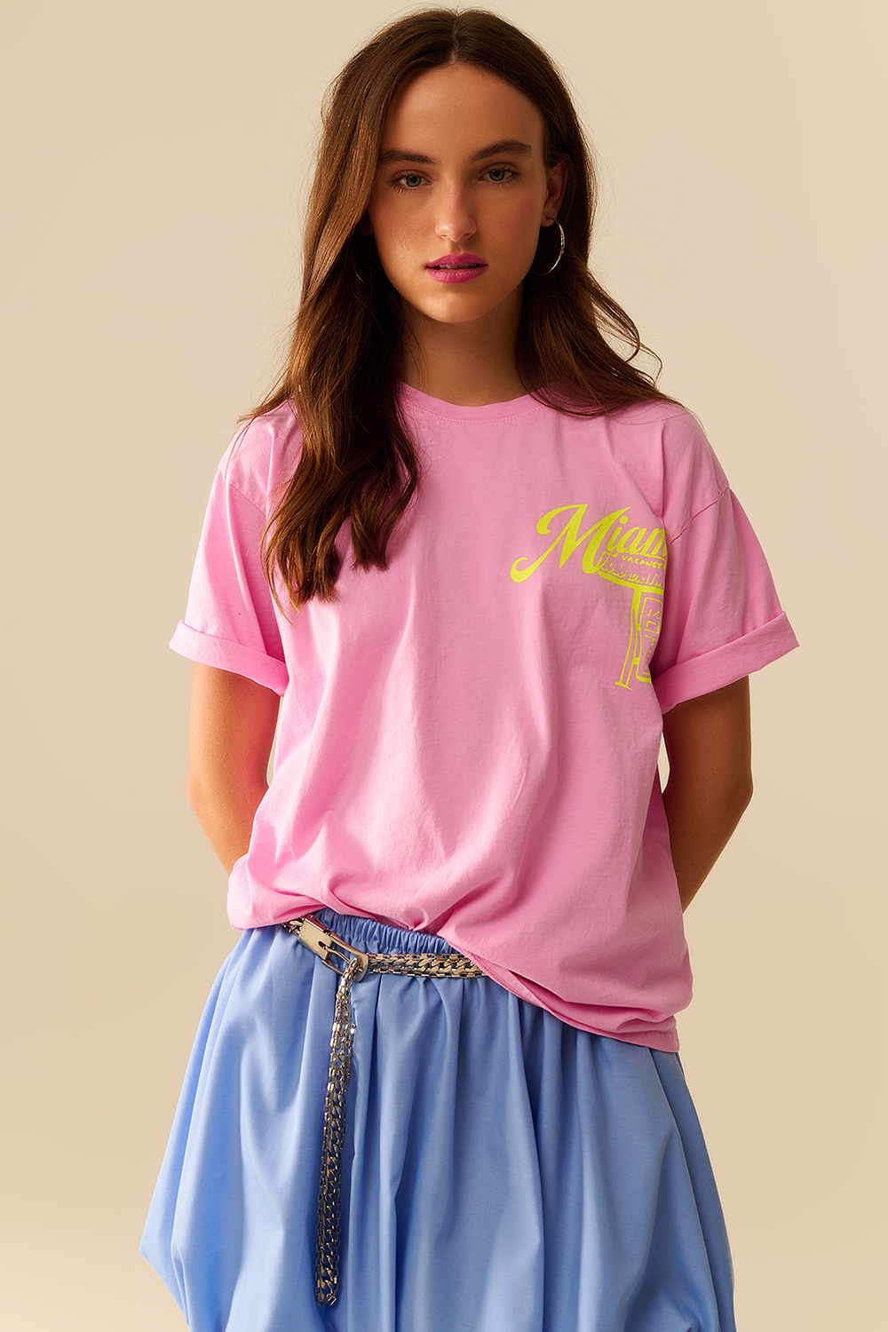 Camiseta rosa con logotipo de Miami estampado en amarillo Camiseta rosa con logotipo de Miami estampado en amarillo