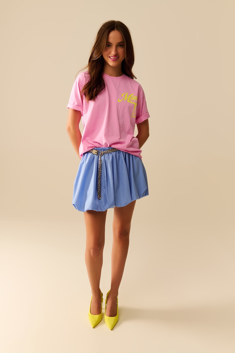 Camiseta rosa con logotipo de Miami estampado en amarillo Camiseta rosa con logotipo de Miami estampado en amarillo