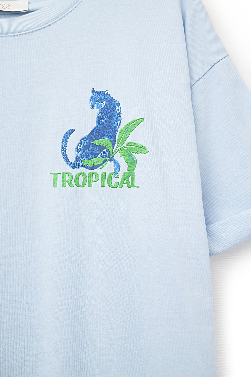 Camiseta azul hecha en Italia con estampado gr&aacute;fico tropical