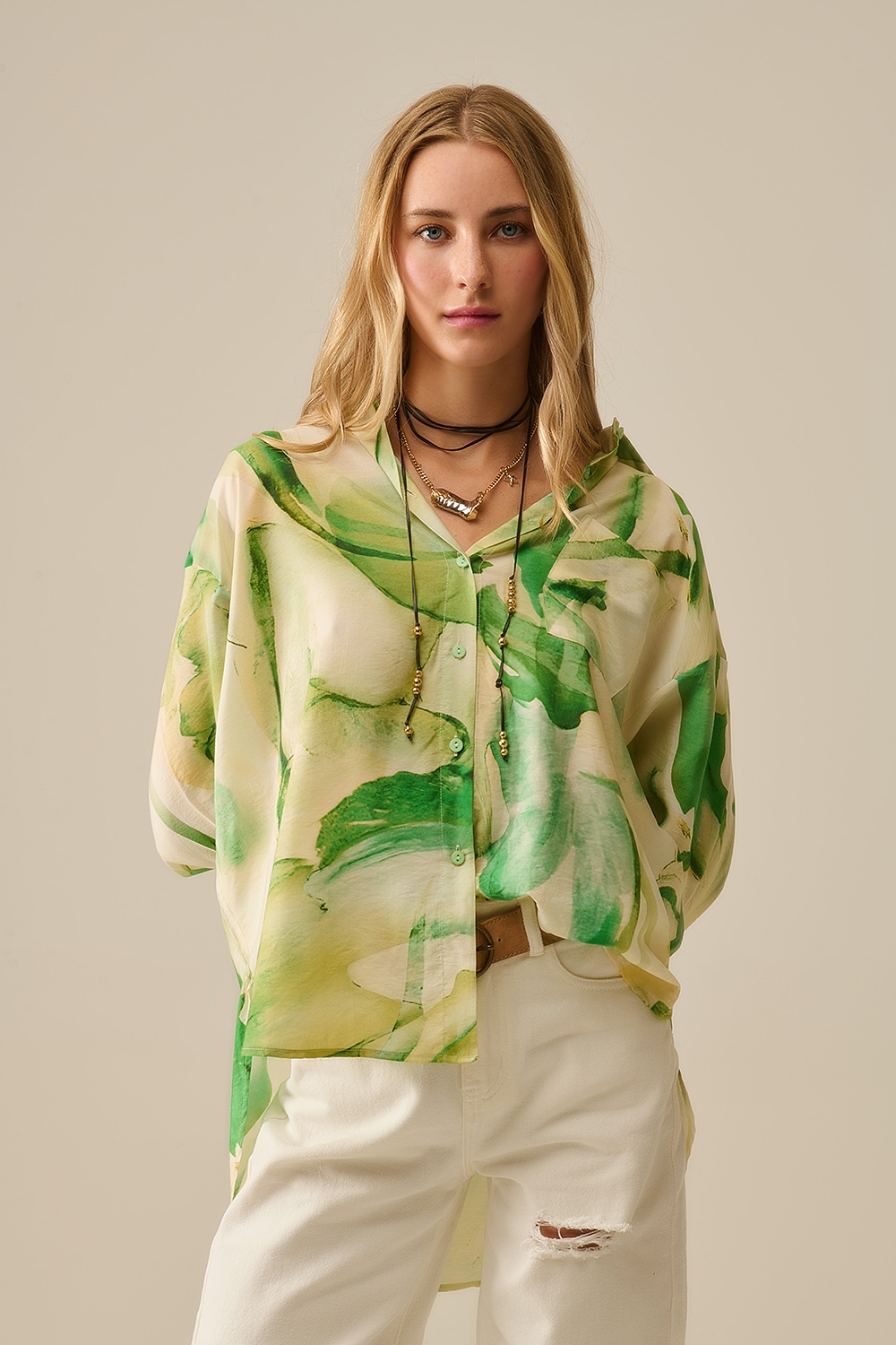 Blusa abotonada con estampado de acuarela en verde Blusa abotonada con estampado de acuarela en verde