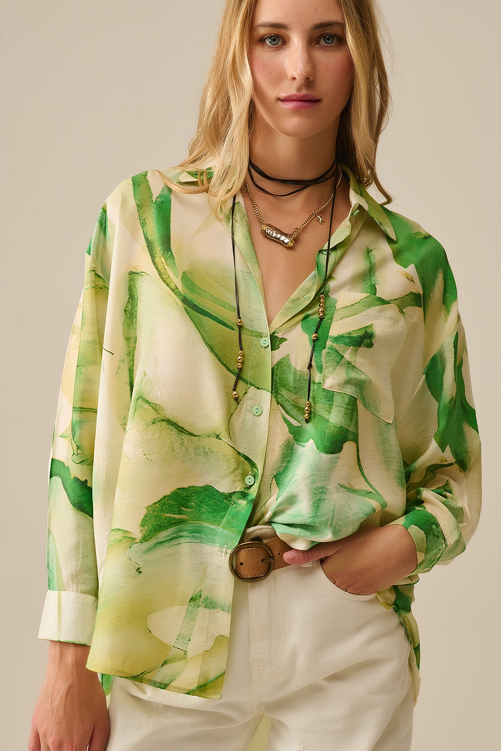 Blusa abotonada con estampado de acuarela en verde Blusa abotonada con estampado de acuarela en verde