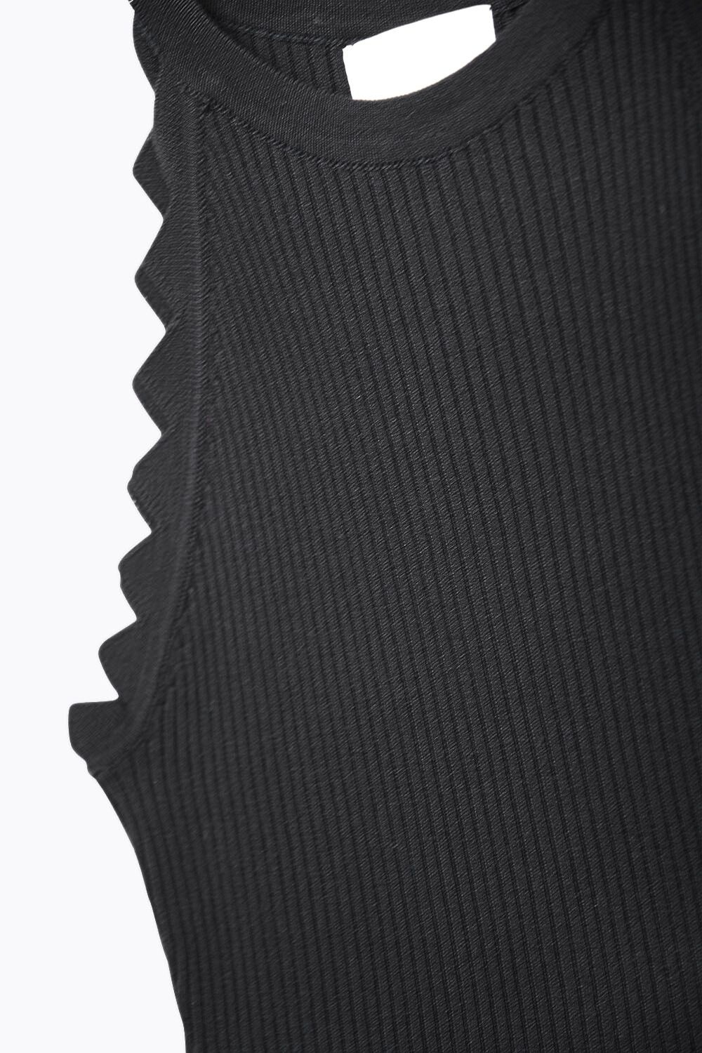 Camiseta de tirantes negra con detalle de canalé en las axilas Camiseta de tirantes negra con detalle de canalé en las axilas