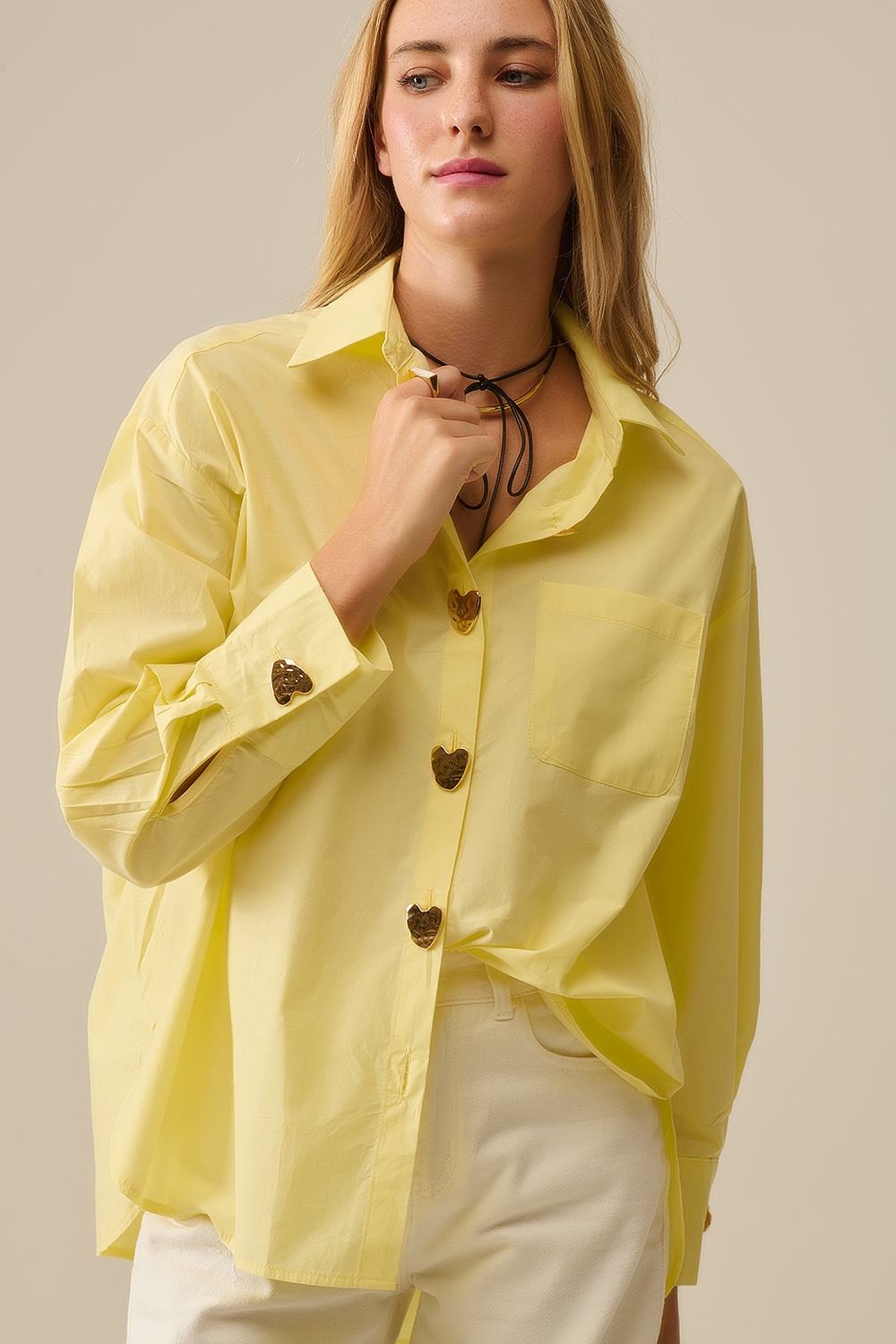 Camisa relajada de popelina con botones dorados en forma de coraz&oacute;n en amarillo