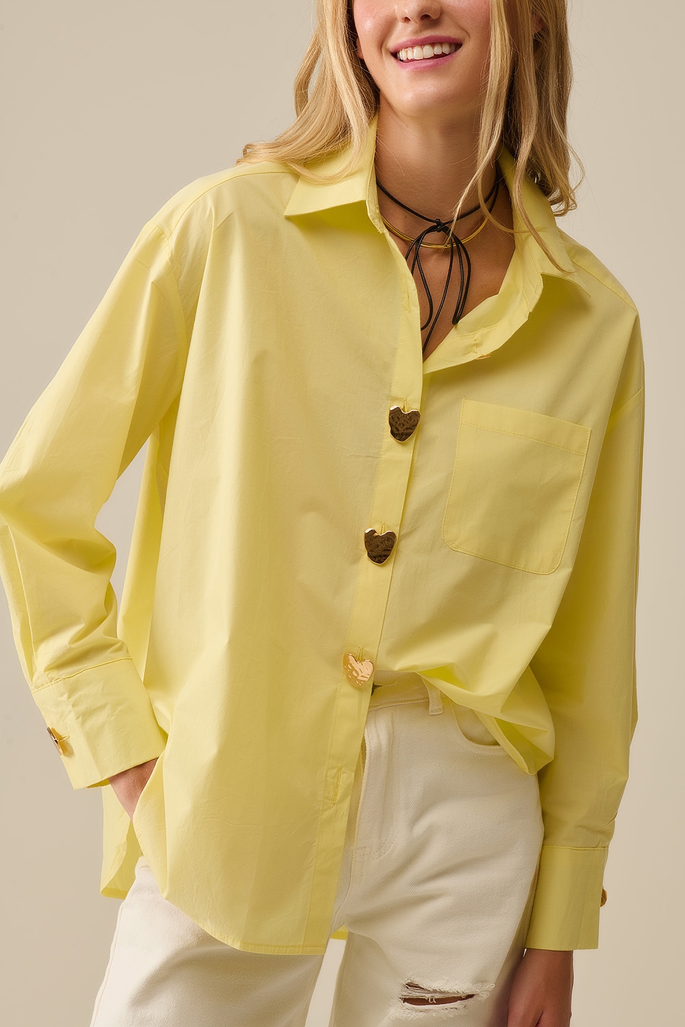 Camisa relajada de popelina con botones dorados en forma de coraz&oacute;n en amarillo