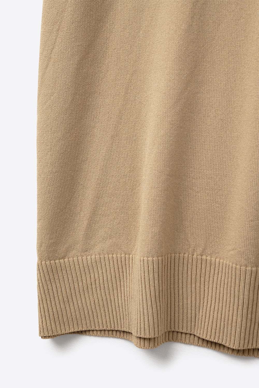 Polo de punto fino de manga corta en camel