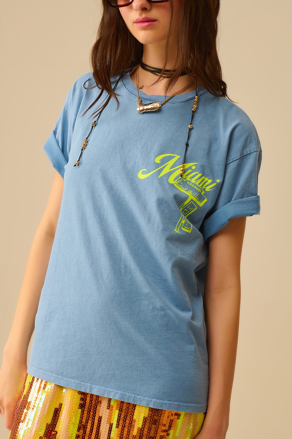 Camiseta azul con el logotipo de Miami estampado en amarillo Camiseta azul con el logotipo de Miami estampado en amarillo