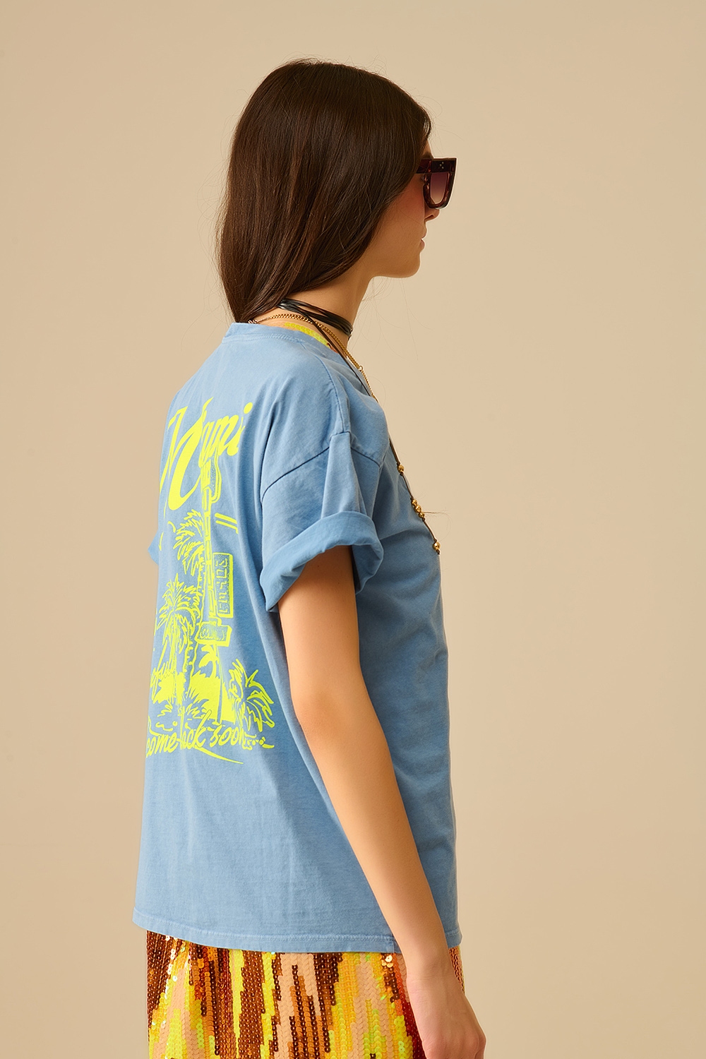 Camiseta azul con el logotipo de Miami estampado en amarillo Camiseta azul con el logotipo de Miami estampado en amarillo