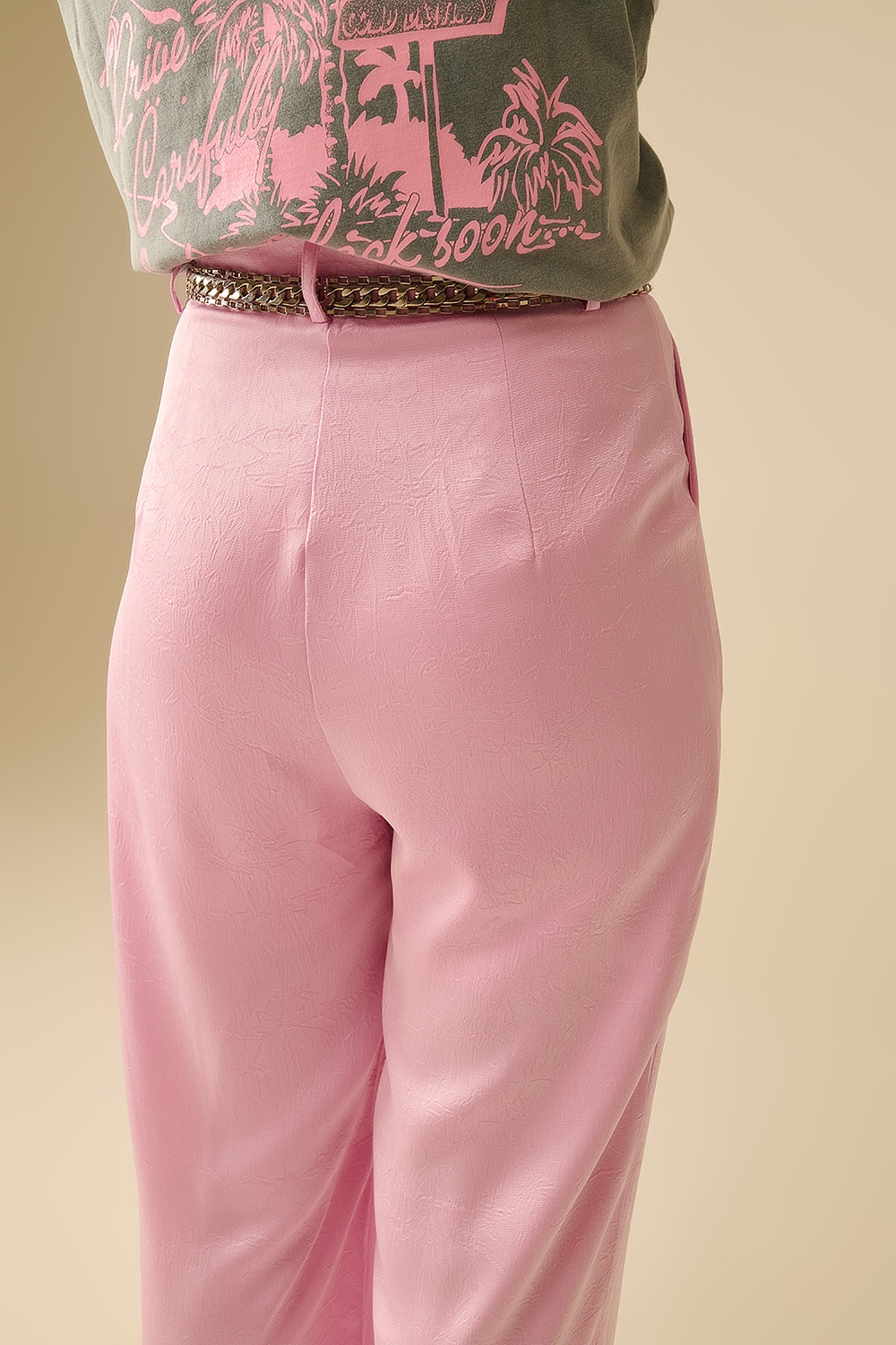 Pantalones de raso a medida con pernera ancha en rosa Pantalones de raso a medida con pernera ancha en rosa