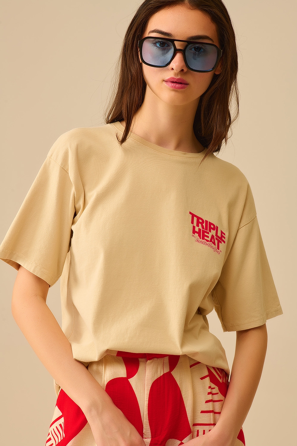 Camiseta de manga corta TRIPLE HEAT beige de corte relajado Camiseta de manga corta TRIPLE HEAT beige de corte relajado