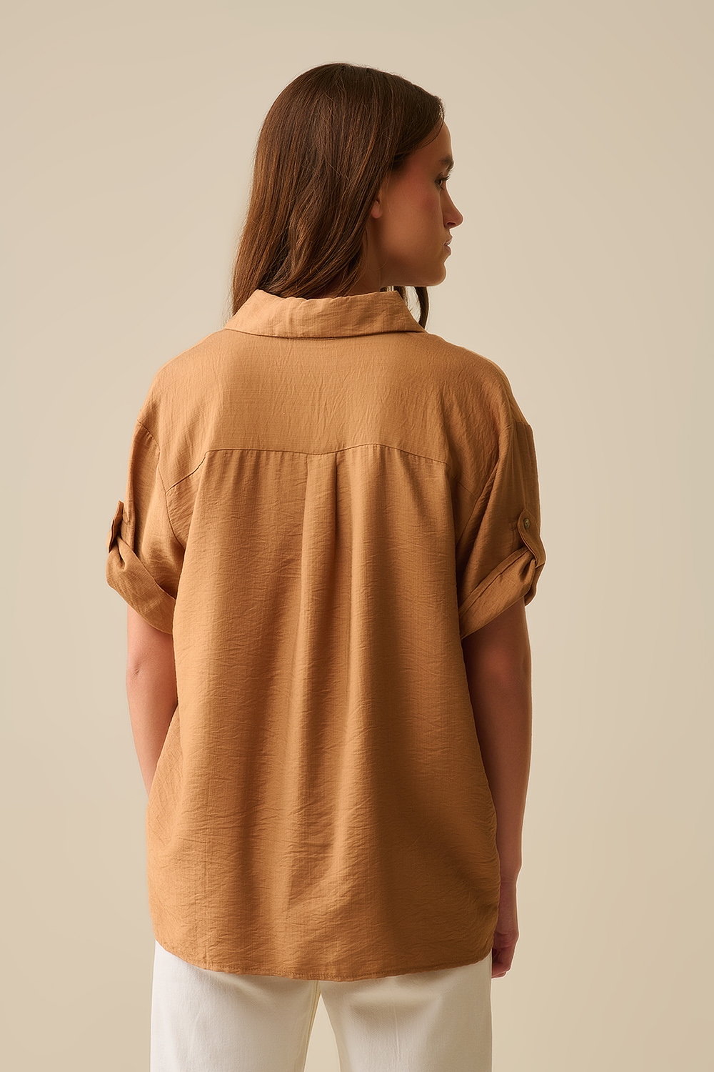 Camisa relajada camel de manga corta con botones dorados Camisa relajada camel de manga corta con botones dorados