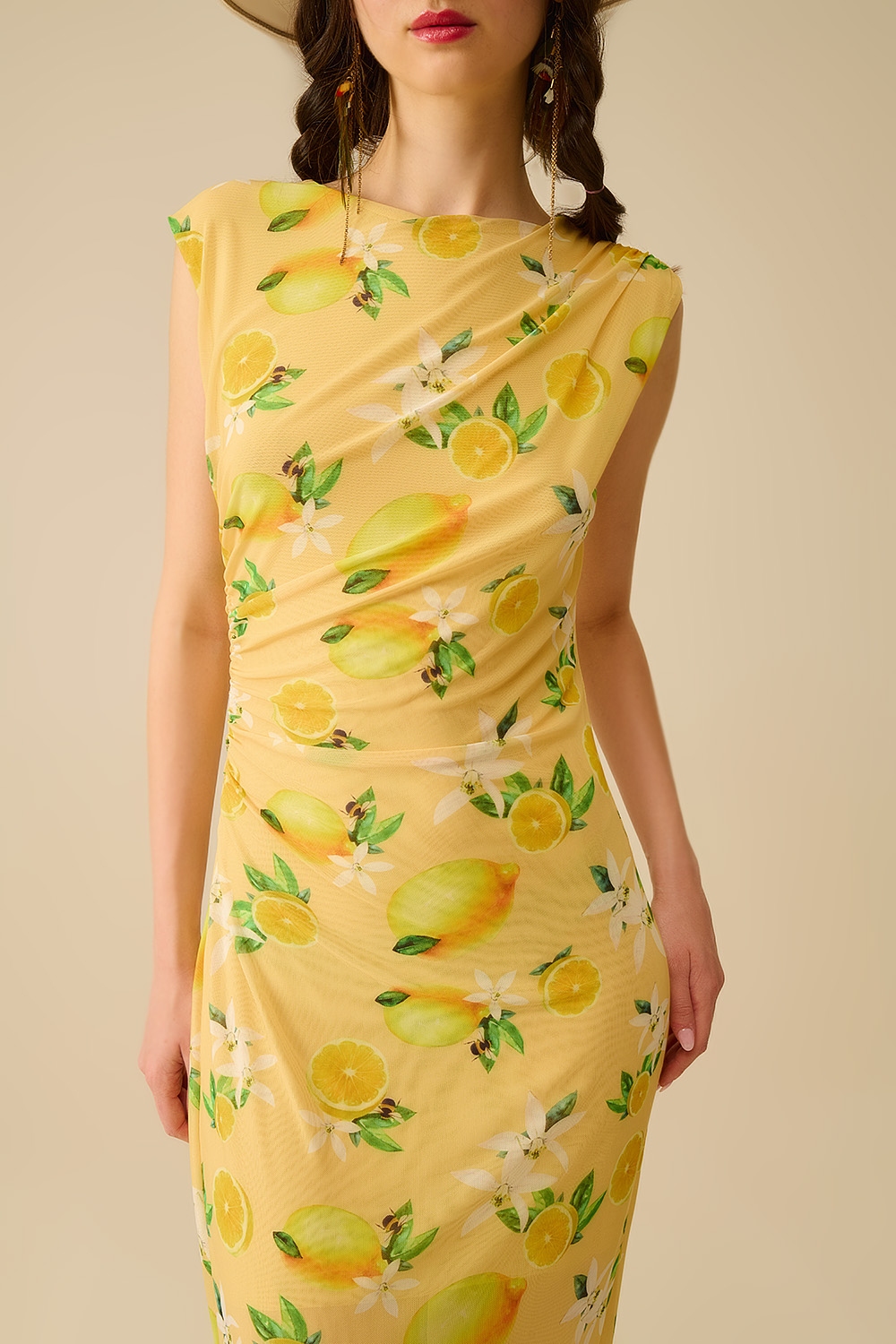 Vestido de tul con pliegues laterales en estampado amarillo lim&oacute;n