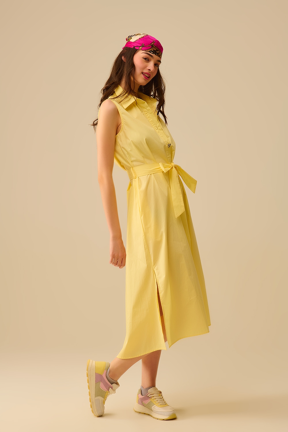 Vestido midi de popel&iacute;n amarillo con botones plateados en forma de coraz&oacute;n