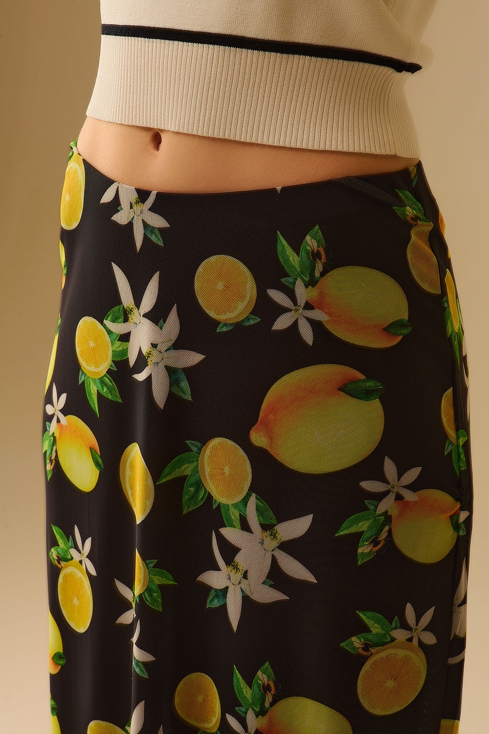Falda midi negra ajustada con estampado de limón en tejido de malla Falda midi negra ajustada con estampado de limón en tejido de malla