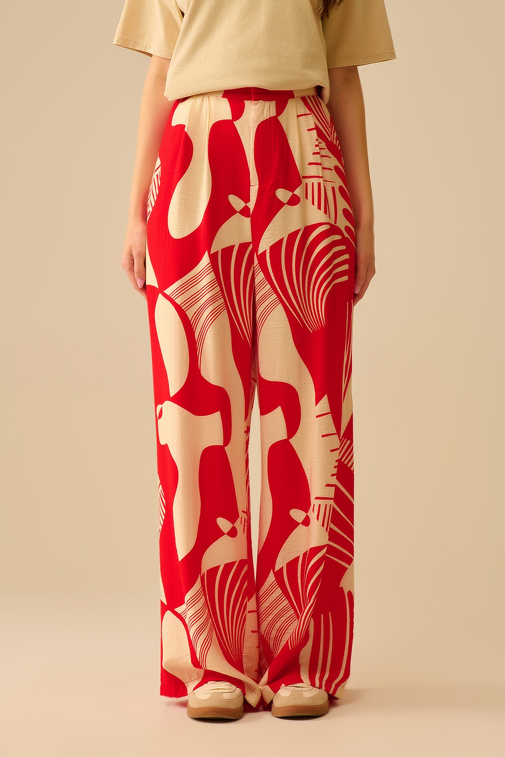Pantalón rojo de pata ancha con estampado abstracto Pantalón rojo de pata ancha con estampado abstracto