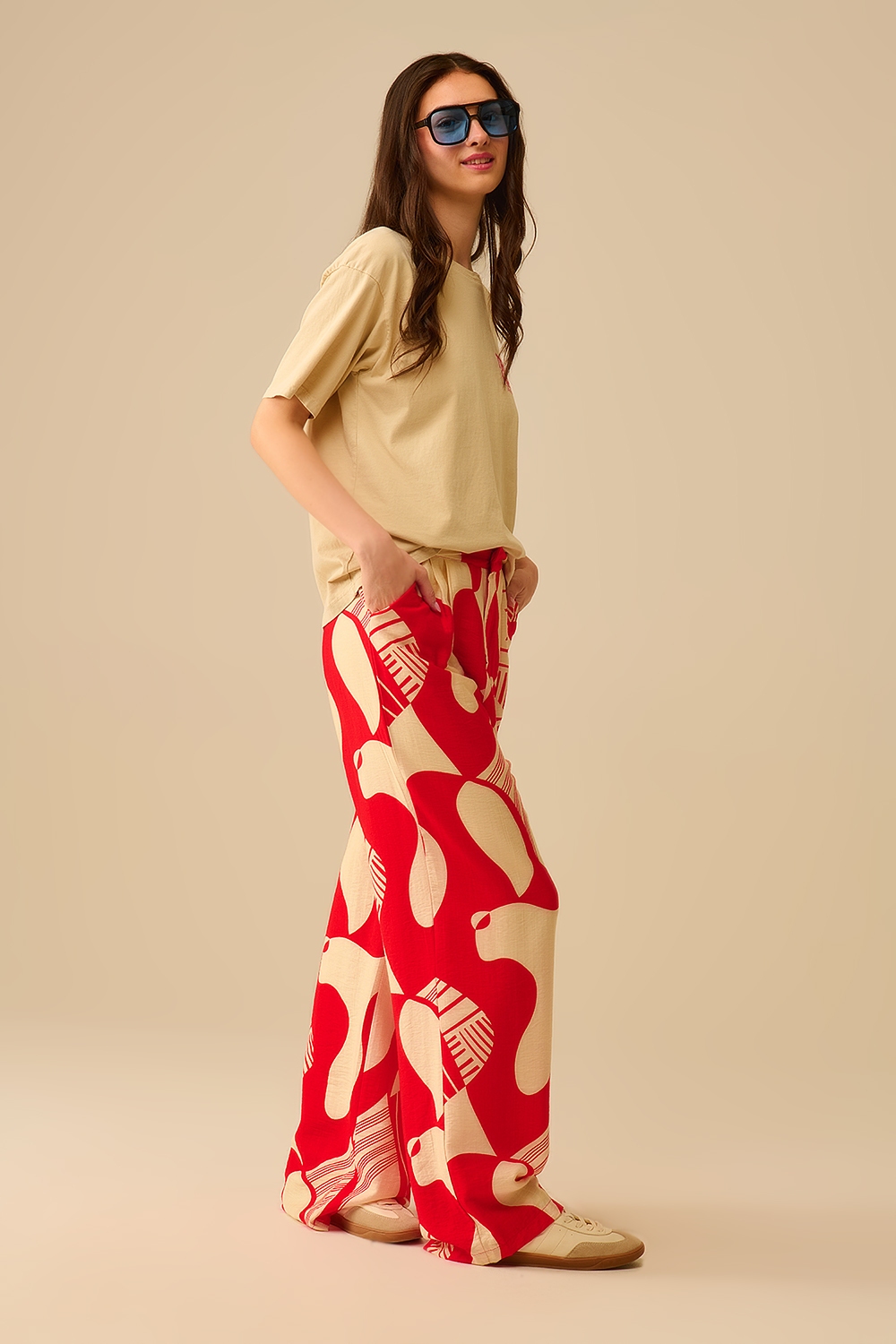 Pantalón rojo de pata ancha con estampado abstracto Pantalón rojo de pata ancha con estampado abstracto
