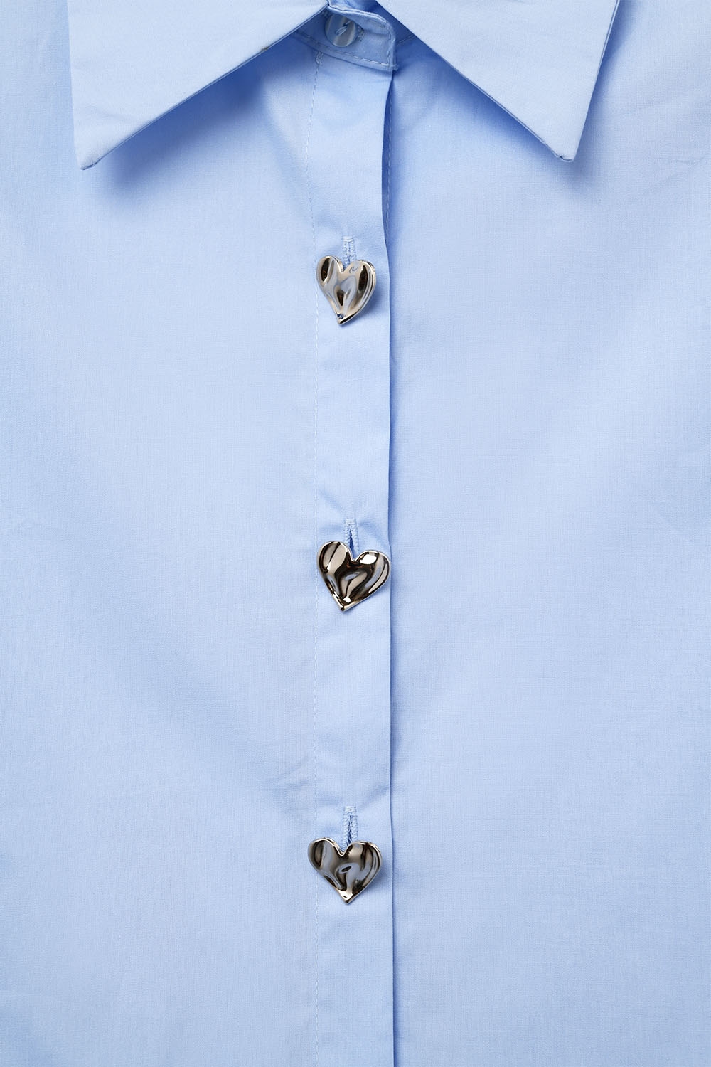 Blusa azul sin mangas con botones en forma de corazón Blusa azul sin mangas con botones en forma de corazón