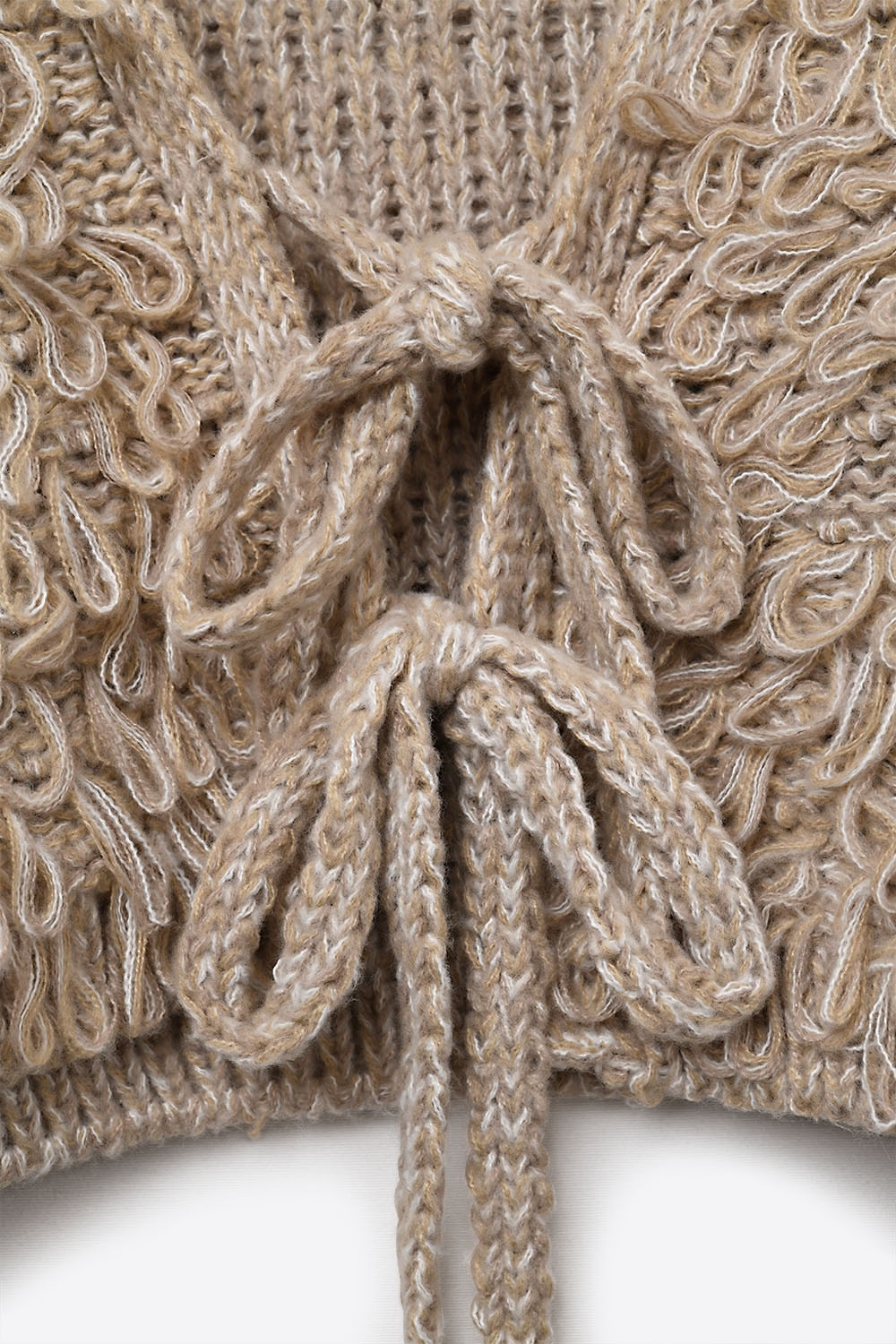 Chaqueta de punto grueso beige con cuello en V y cierre de lazo delantero