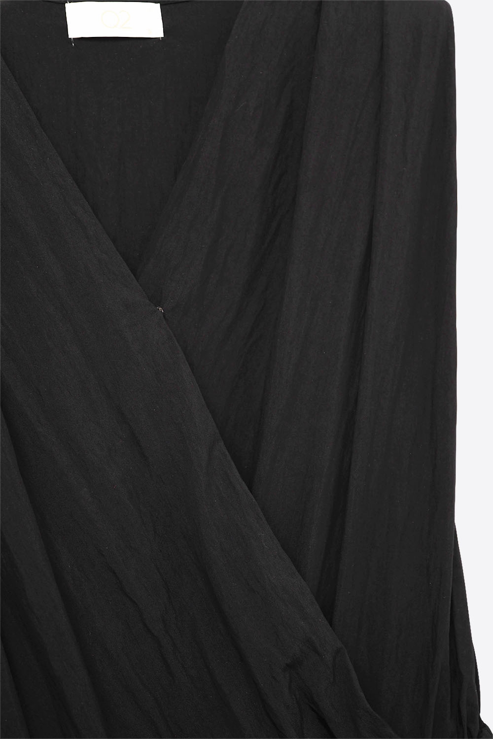 mono negro drapeado de tejido arrugado