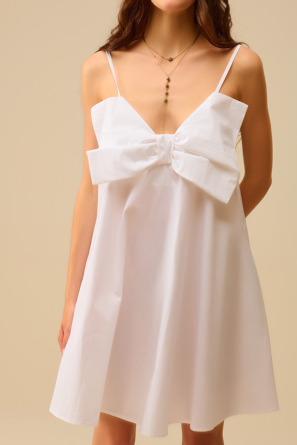 Minivestido de popelín blanco con detalle de gran lazo Minivestido de popelín blanco con detalle de gran lazo