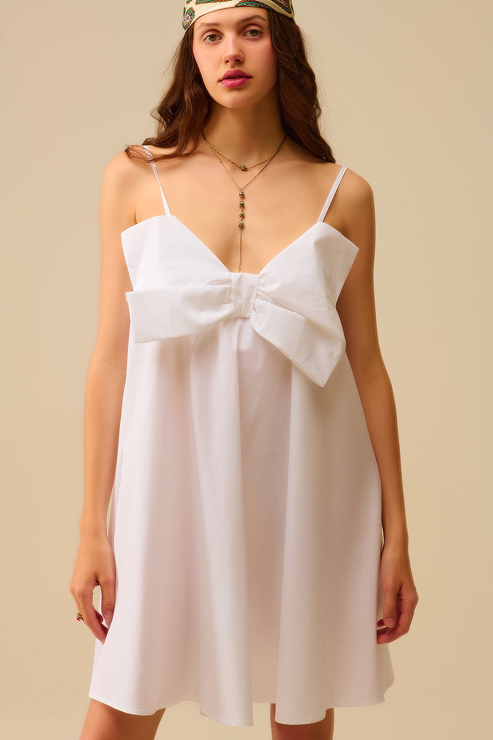 Minivestido de popelín blanco con detalle de gran lazo Minivestido de popelín blanco con detalle de gran lazo