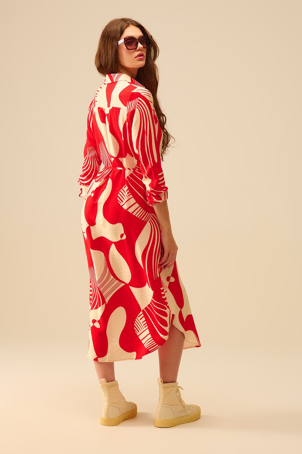 vestido abotonado con estampado abstracto en rojo