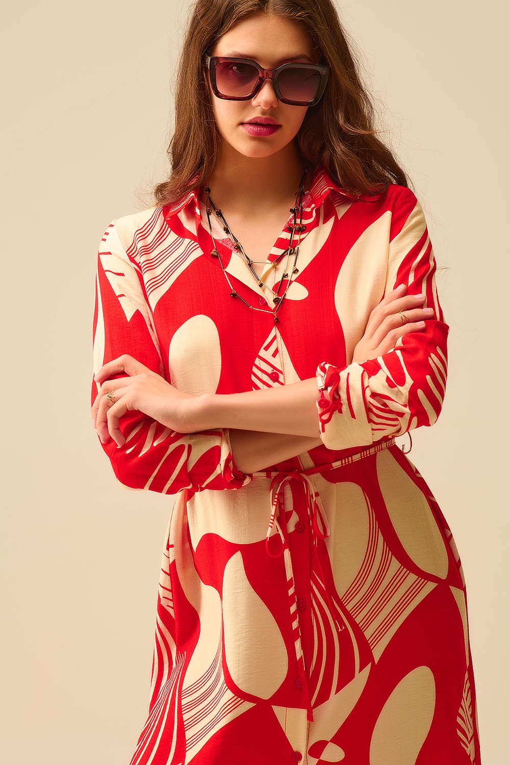 vestido abotonado con estampado abstracto en rojo