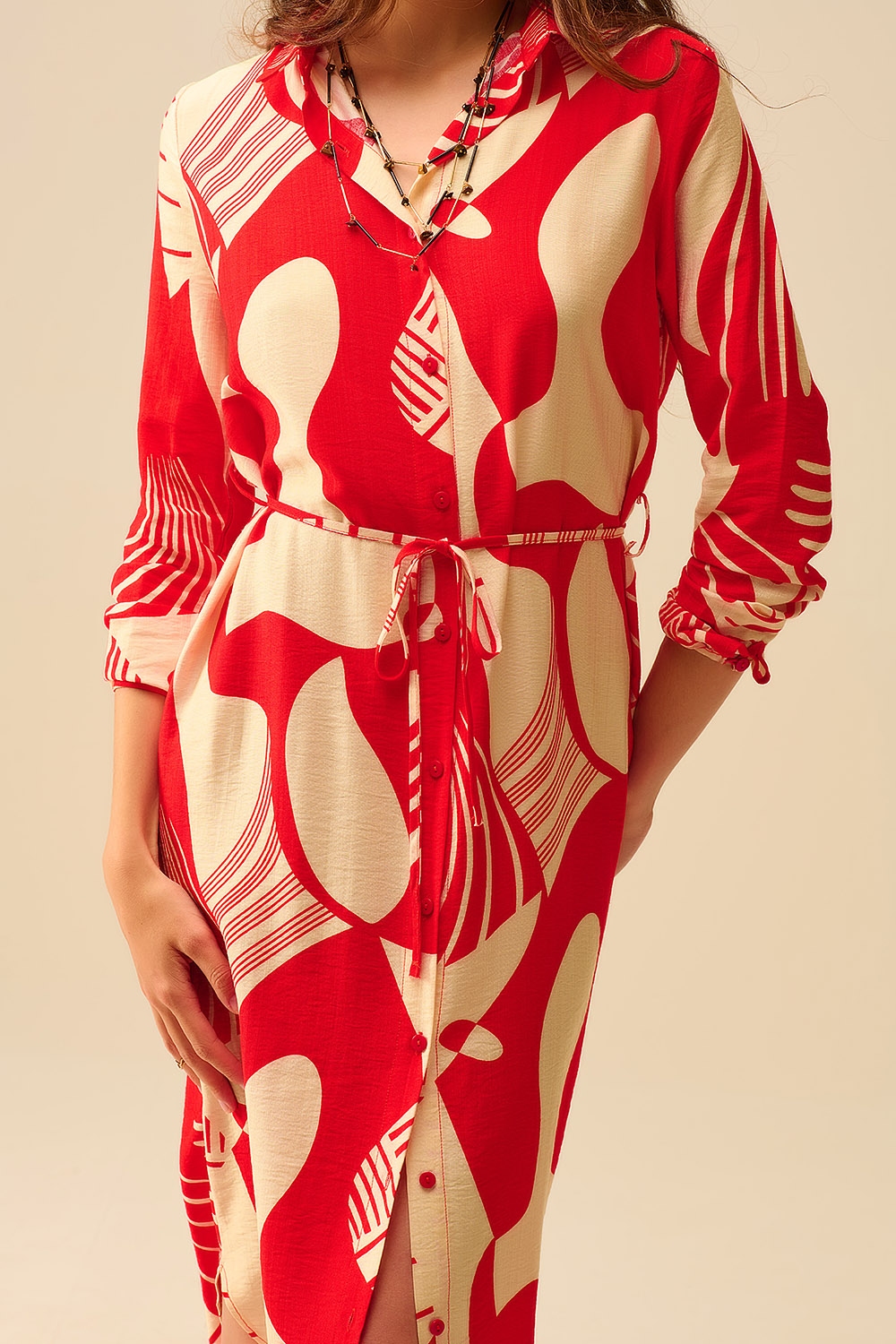 vestido abotonado con estampado abstracto en rojo