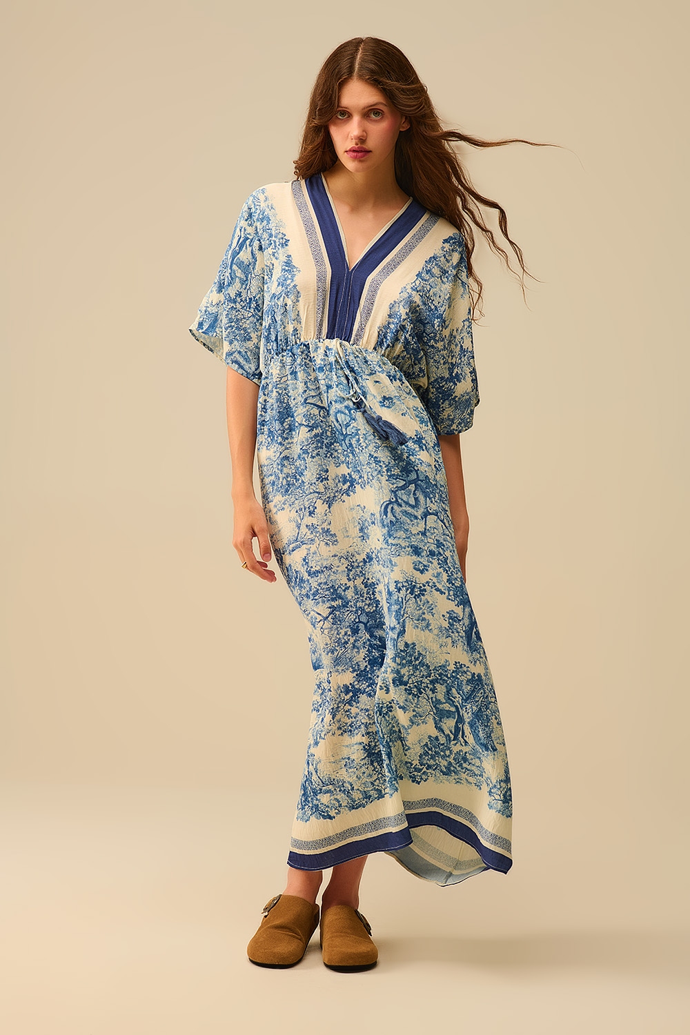 Vestido fluido con cuello en V y estampado Toile de Jouy
