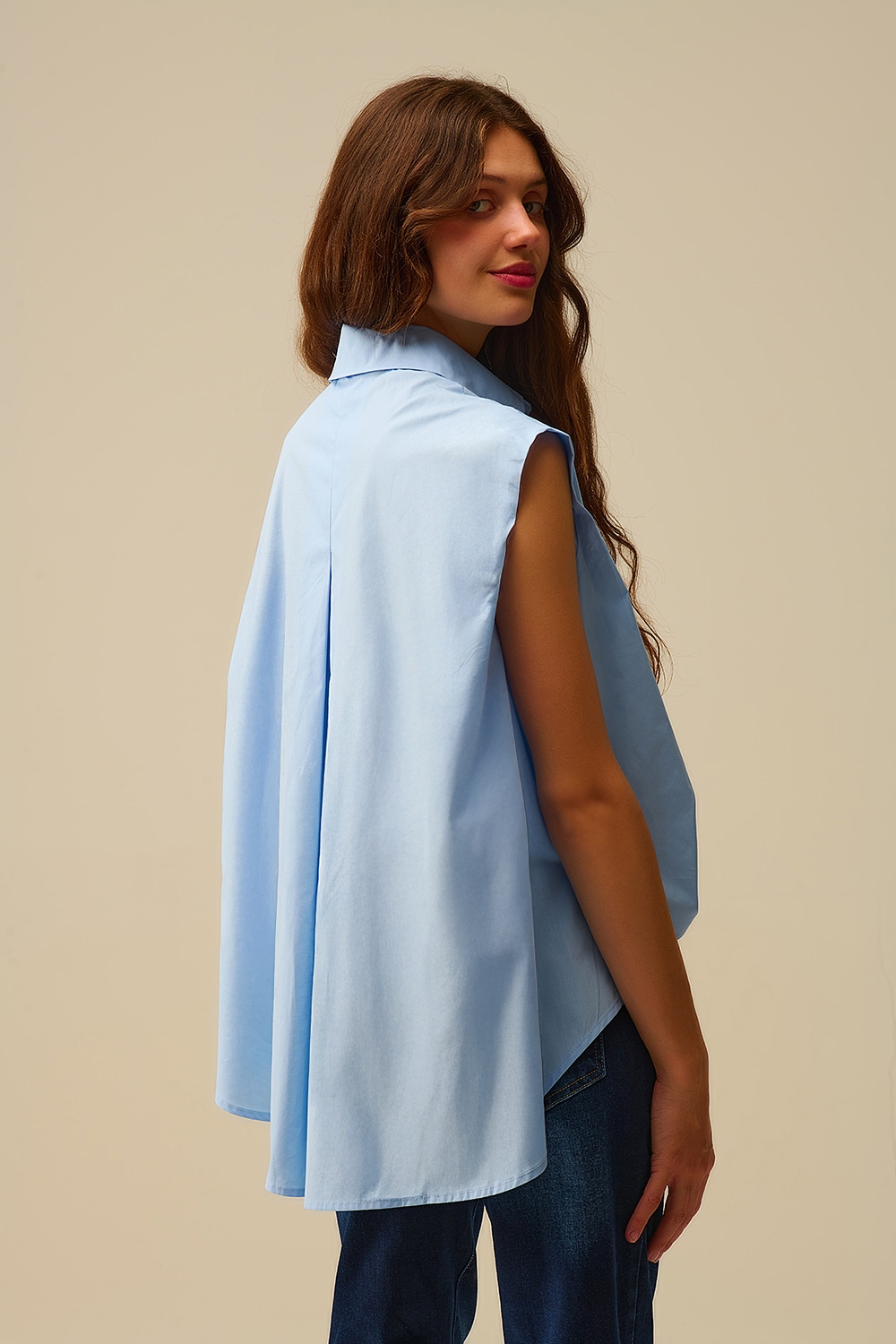 Blusa azul sin mangas con botones en forma de corazón Blusa azul sin mangas con botones en forma de corazón
