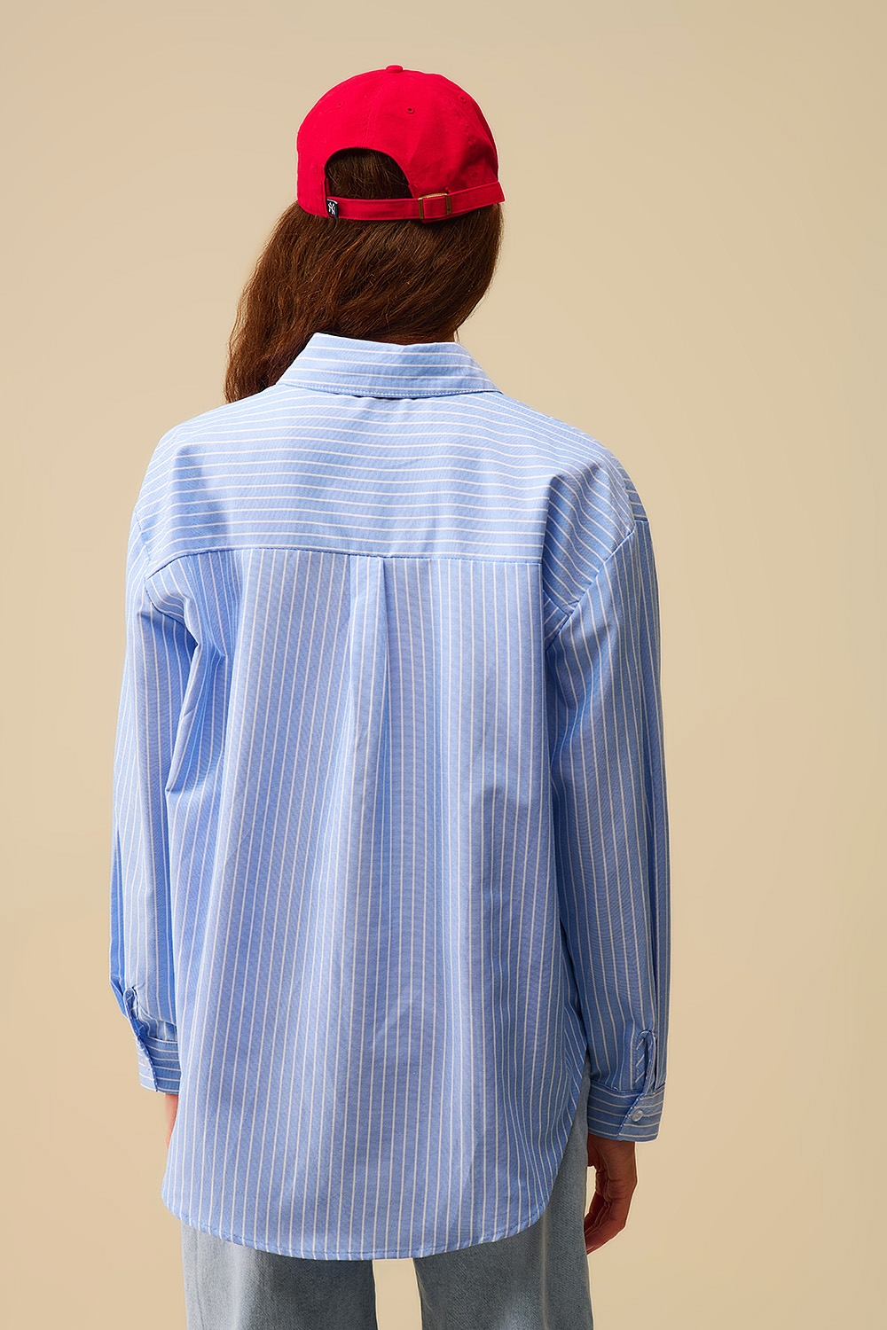 Camisa de rayas azules con bordado de corazón rojo Camisa de rayas azules con bordado de corazón rojo