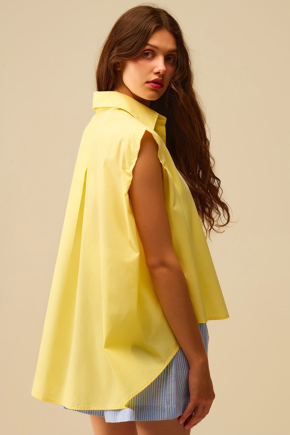 Blusa amarilla sin mangas con botones en forma de coraz&oacute;n