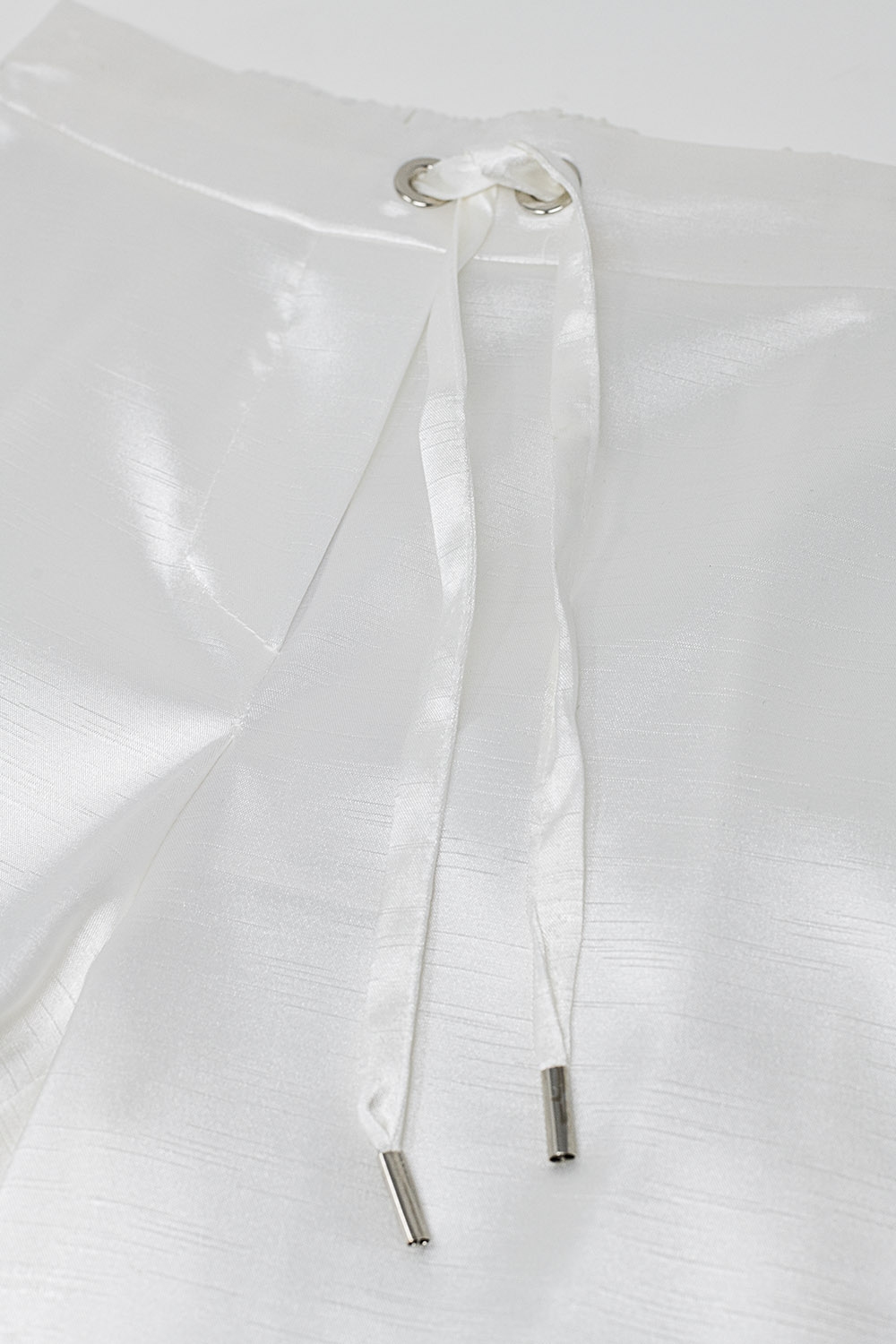Pantalón de cintura alta de raso blanco con cordón de ajuste Pantalón de cintura alta de raso blanco con cordón de ajuste