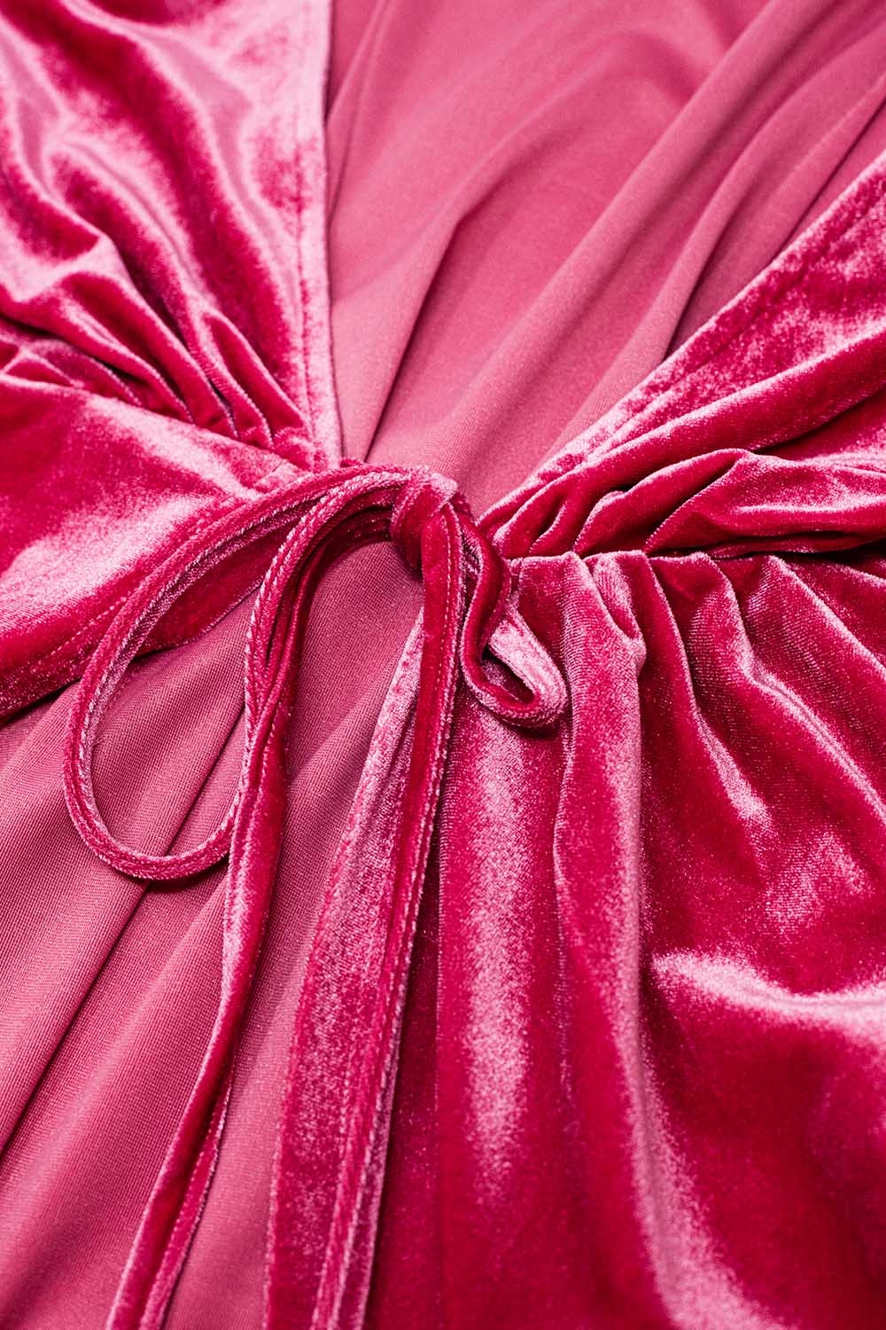 Vestido a capas de terciopelo fucsia con detalle de lazo