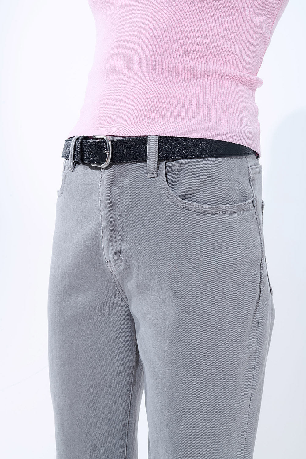 Pantalón recto con bajo recortado en gris Pantalón recto con bajo recortado en gris