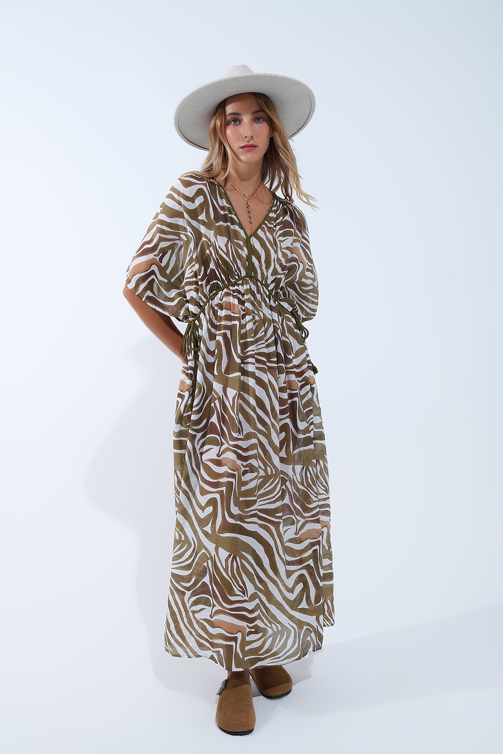 maxivestido caqui de gasa fluida con estampado de cebra y cordón en la cintura maxivestido caqui de gasa fluida con estampado de cebra y cordón en la cintura