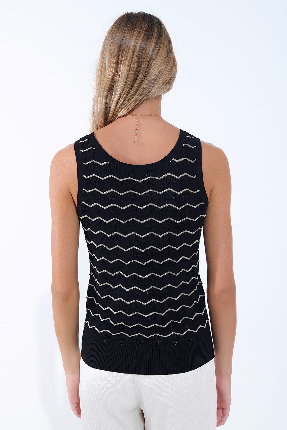 Jersey de punto negro con dibujo de zigzag dorado