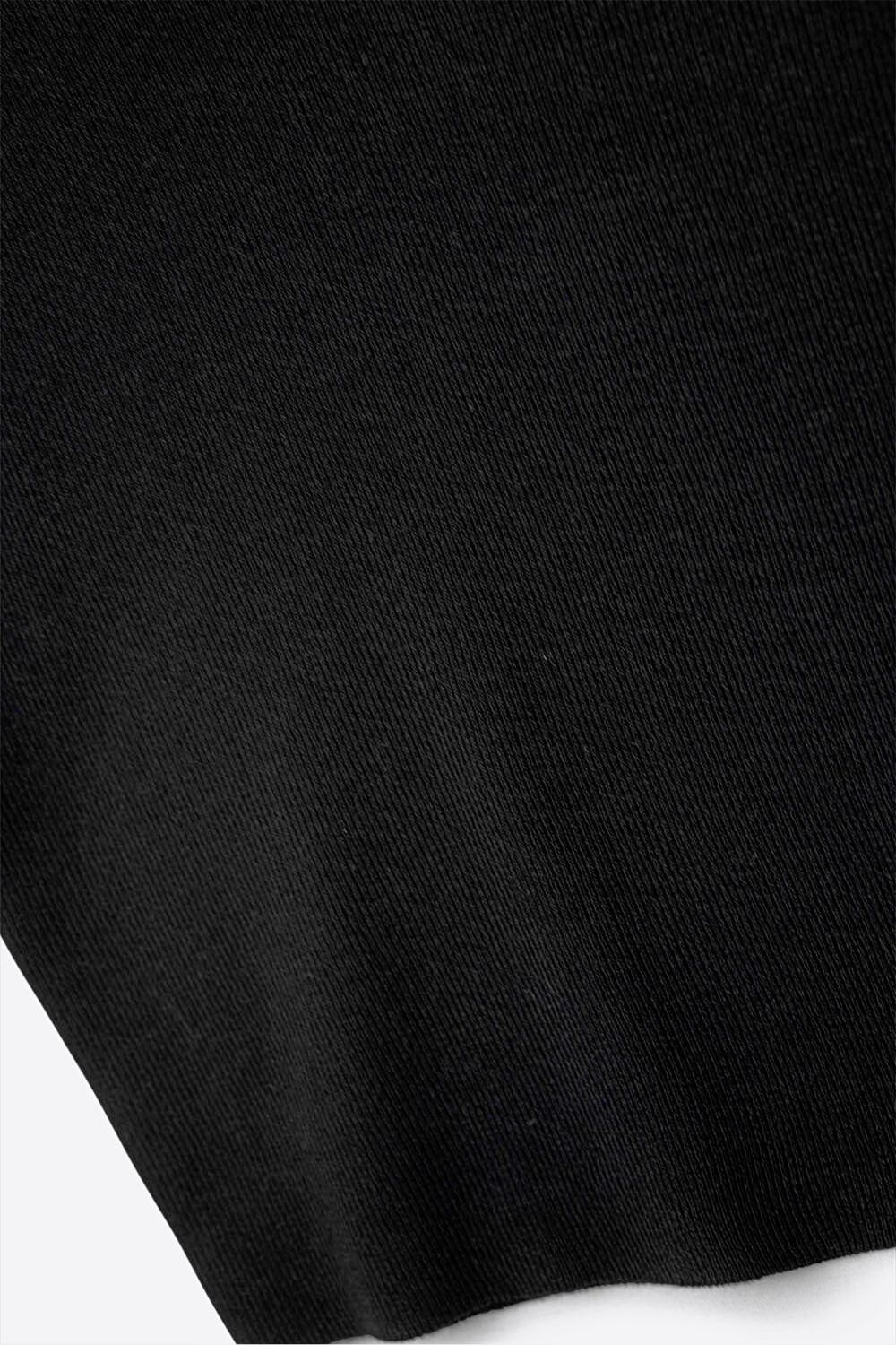 Top negro de punto acanalado con cuello de pico y tirantes finos