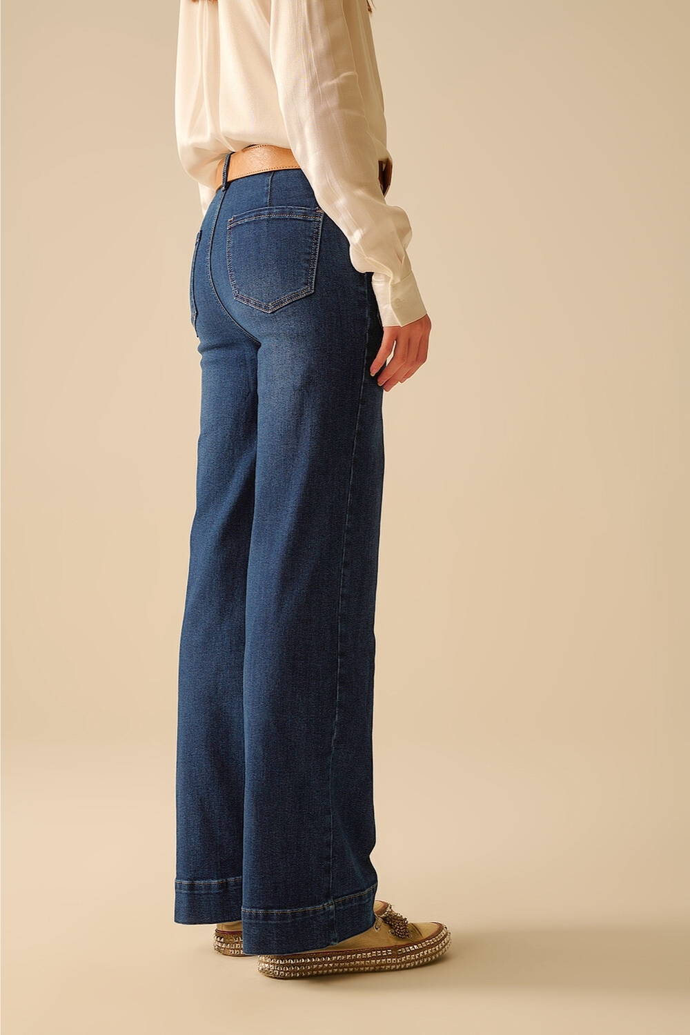 Jeans de lavado oscuro con pierna ancha y bolsillos Jeans de lavado oscuro con pierna ancha y bolsillos