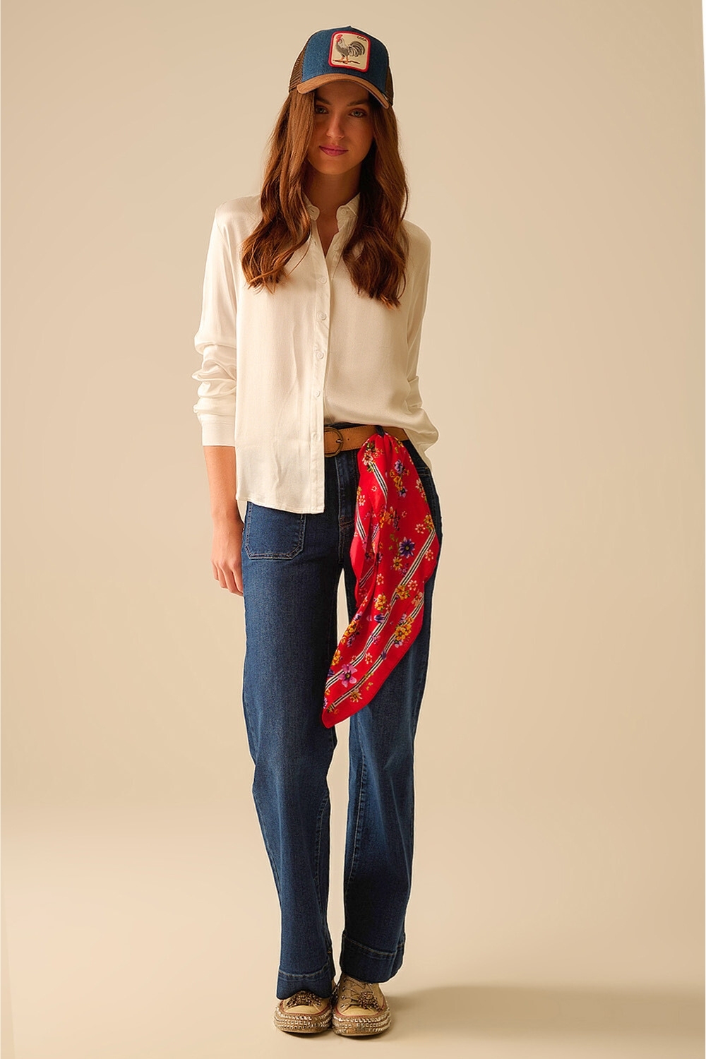 Jeans de lavado oscuro con pierna ancha y bolsillos Jeans de lavado oscuro con pierna ancha y bolsillos