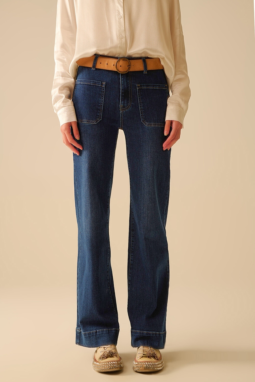 Jeans de lavado oscuro con pierna ancha y bolsillos Jeans de lavado oscuro con pierna ancha y bolsillos