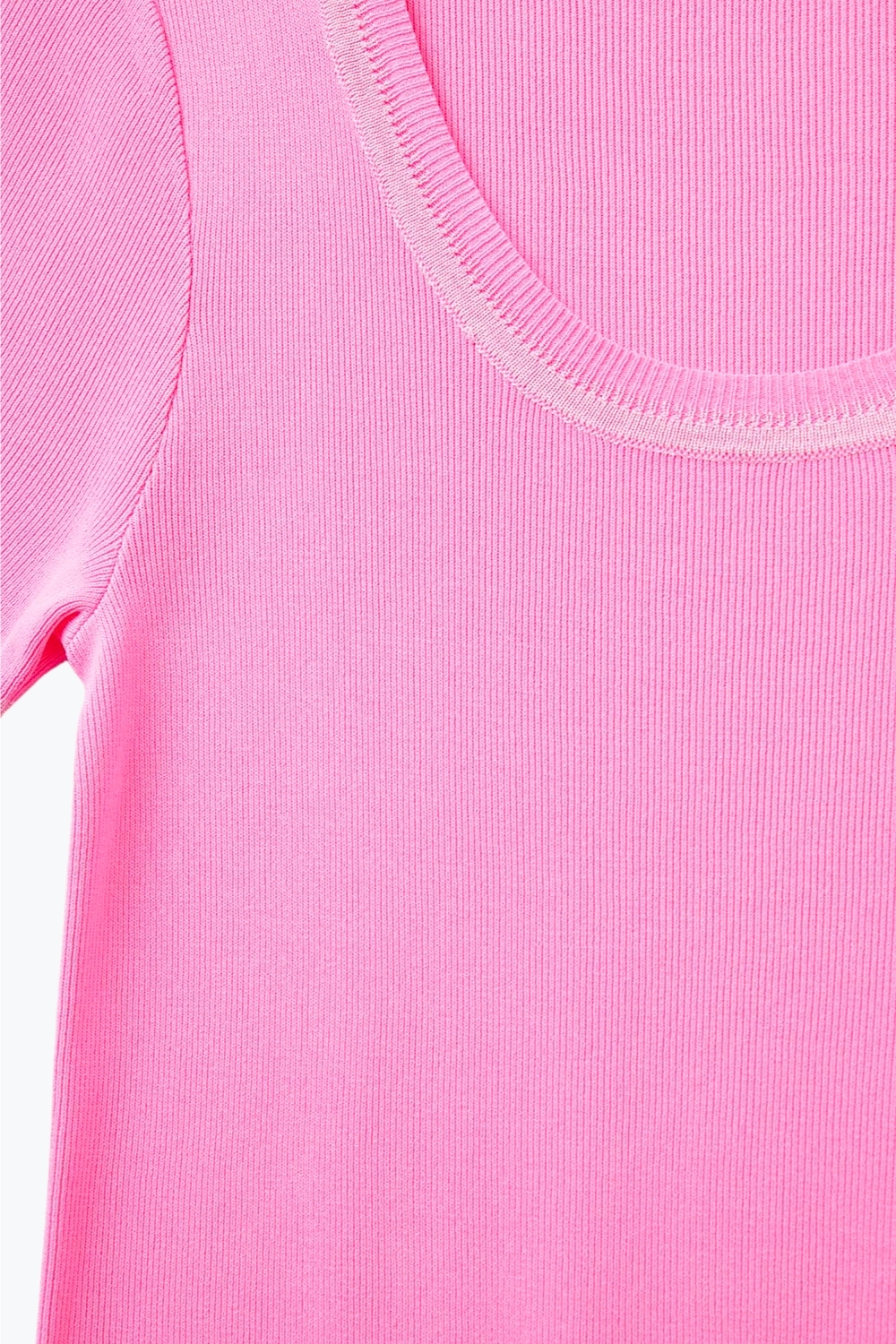 Jersey De Manga Corta En Rosa Con Costura Plateada En El Cuello Redondo Jersey De Manga Corta En Rosa Con Costura Plateada En El Cuello Redondo